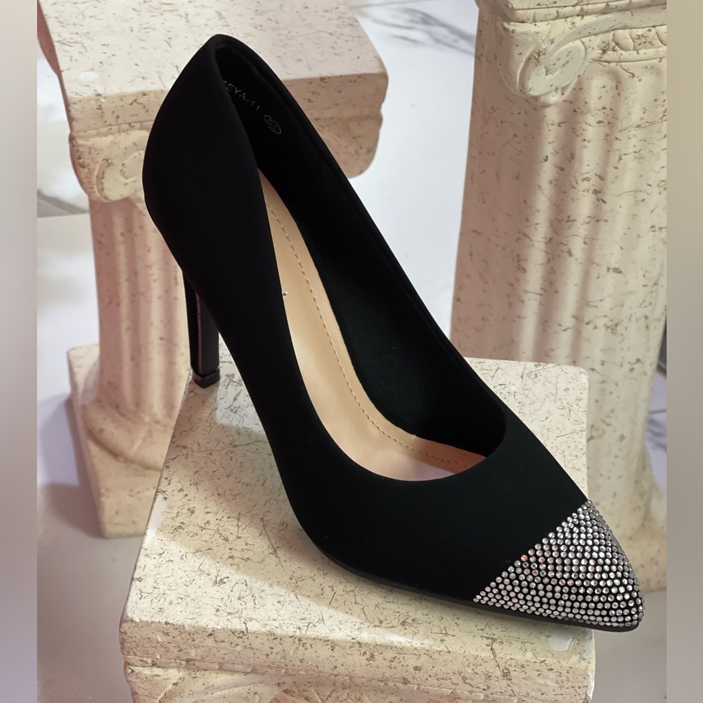Pointed toe black pump heels